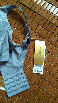 内衣收到，款式很漂亮，颜色也很好看，都是我喜欢的。试穿了一下舒服度也可以，以后穿久了再来追加