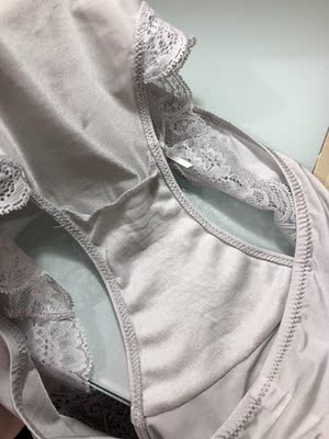 灰色这条收到还以为是瑕疵品 结果客服说就是这样设计的 太坑人了 千万别买这个灰色 不明白上面不锁边的意义何在 穿着里面都不舒服 &hellip;&hellip;