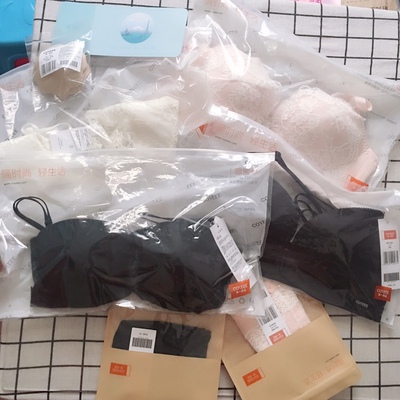 还送了乳贴，很是贴心呢，而且质量也非常好，蕾丝很柔软不扎人，穿着很性感。