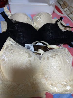 夏娃之秀的内衣真的超级棒，聚拢效果特别好，而且是因为硅胶的原因，没有说很容易就变形，穿的特别的舒适。前段时间因为太忙了所以就没有过来评价今天把追评补上！包裹包裹得非常的严密然后一个盒子一个合适的特别的工整，双十一剁手了四件！心里美美哒！问客服我四件都没有抢到头绳嘛，结果没想到他们还专门发了头绳过来！这个真的是超级棒的一家店铺！