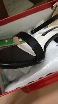 这个价位总体是不错的,而且加上高度是我能接受的,穿上也不会隔脚什么的,可以穿 这个价位总体是不错的,而且加上高度是我能接受的,穿上也不会隔脚什么的,可以穿