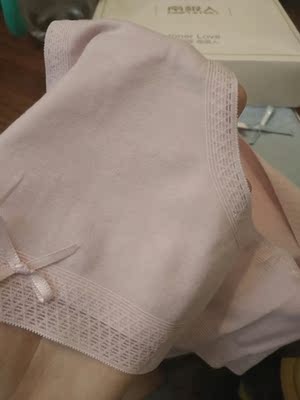 一次买了两套，因为我一直都是南极人家的忠粉，穿它家的内衣不是一天两天，质量真的很不错，我闺蜜都被我传染了，也喜欢买这家，面料纯棉的舒适柔软，颜色也是很水仙的样子，蕾丝款不勒，无痕的，尤其夏天穿裙子，勒的穿出去会被人看出来，这款完全不会有这样的情况，买的四色，搭配衣服不怕透光，穿上很合身，洗了也不掉色不缩水！大爱的裤裤！