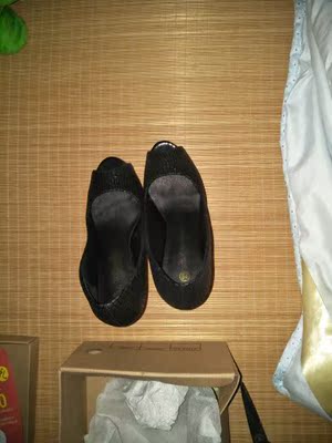 以前在你家买过一双，给同事穿走了，第二次回购了，穿着不累，跟很稳，一如既往的喜欢你家的鞋子。