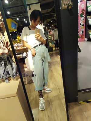 额哈哈哈哈哈不怎么标准的买家秀，腿有点短，所以东西给圈出来了(๑＞ڡ＜)☆真的超好看的，但是很可惜的是没有白色的了，我觉得白色的更好看，黑色是两种不同的风格，但都很喜欢。比较尴尬的事是，我鞋脱了我的脚趾就从袜子的洞里面钻出来，我还以为被窝我穿破一个大洞了呢，其他都很好，嗯就酱୧( ⁼̴̶̤̀&omega;⁼̴̶̤́ )૭