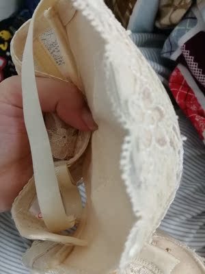 颜值不错，都是两排扣，肩带也比较细，但是不勒，只是个人觉得好厚，有垫子的那款把垫子拿掉后还是比较薄的，穿着也还好，emm&hellip;只是罩杯有点小，可能是因为海绵太厚了吧。本来想退的，但是因为已经洗了就不退了。