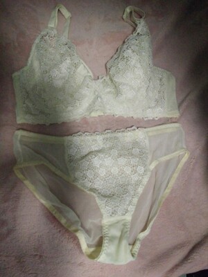 包装不错，买的一套，内衣很聚拢，有丢丢小！