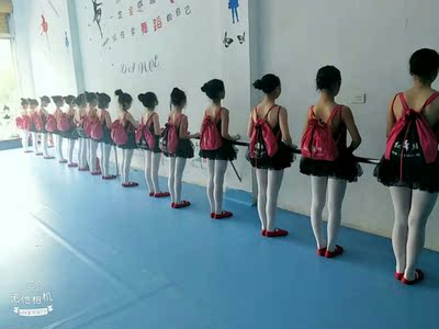 美美美，上次定了四十套，这次又补了十套，舞蹈室衣服今后就他家买了，质量没的话说，一如既往的好，小孩子穿上太可爱了，袜子不起球，不挂丝，上次发货有的小朋友由于码子大，不能穿，就不高兴了，这次赶紧补发，小朋友们高兴😊高兴了，