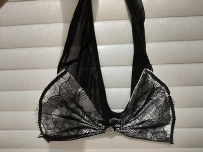 宝贝发货快到货也快，到货完好无损，保密发货，是一次愉快的购物体验。衣服面料很好，也不扎人，很诱惑，上身效果很棒，发箍手环脖链都有。这个价格绝对是物超所值。正好赶上搞活动的时期，拍下店内任意一件产品送另一件，超级实惠哈哈哈哈哈。肯定是推荐购买啦。