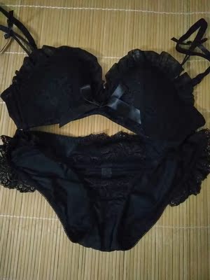 第一次在网上买的内内，超出我的期待，款式很漂亮，穿上刚刚好，特别适合我们小胸妹子，好评