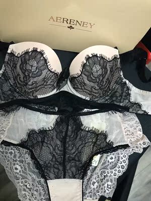 内衣收到啦,包装盒就貌美,打开来更是惊喜,和模特图一模一样,蕾丝做工真心好,尺码也标准,效果就更不用说了,赞! 内衣收到啦,包装盒就貌美,打开来更是惊喜,和模特图一模一样,蕾丝做工真心好,尺码也标准,效果就更不用说了,赞!