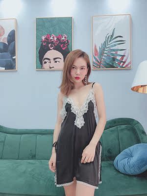 睡衣性感，面料手感柔软，好丝滑，穿上都觉得舒服，像是没穿的一样感觉。做工也赞，夏天的晚上穿着很舒服。