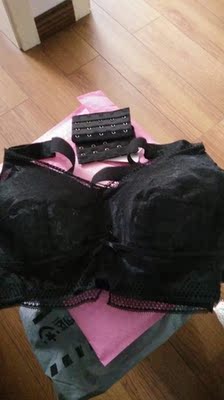 宝贝收到了，试穿了一下和描述的一样，大胸显小，不露点，穿后如果不变形再买两件其它色，谢谢店家送的加长扣。