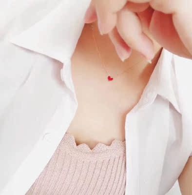 选了很久，最后选择了这家购买，项链挺不错的，很精致，做工精细，包装也是非常的精美。项链应该是正品。不是很博人眼球的那种，细链加上红色的小瓜最很耐看。挺喜欢的。很好搭配。