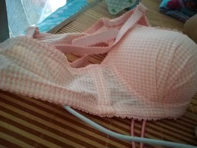 妹子还不错，手感摸着挺软的，就是下面感觉有紧，上面包着的感觉有一点点大，总体挺不错的，穿上还好，食物颜色比图片稍微深一点，差别不大