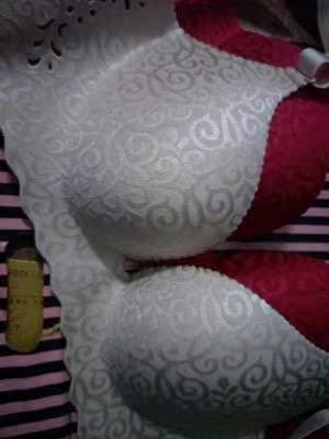 宝贝的布料质感很好，摸着很舒服。颜色和版型都很正。这是第二次在这家店买内衣了。值得回购