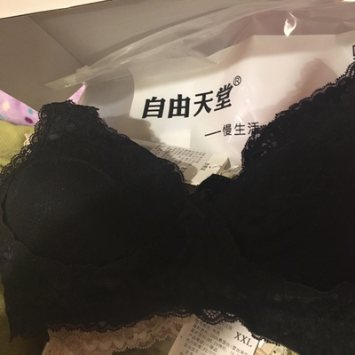 真丝的柔滑舒适，大小合适不过。老板服务态度很好！赞一个，给五分好评！比较满意的一次购物！