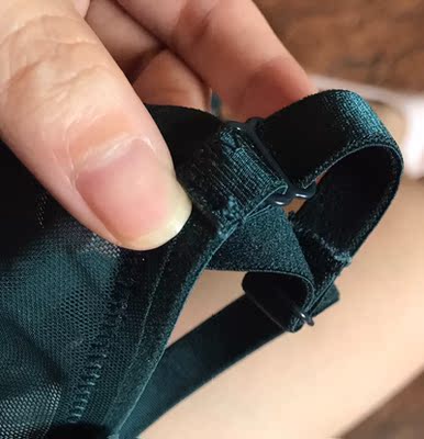 文胸细节做得太差了，到处都是线头，拿到手有些失望，感觉有些不值