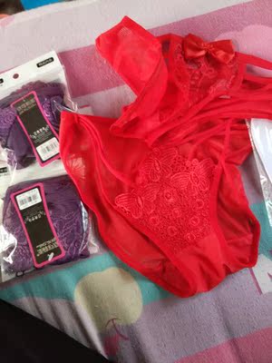 很漂亮，做工很细，很喜欢，还送了双船袜。。。值得购买