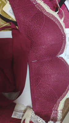 实拍图无滤镜小姐姐们可以参考一下,略微是有些色差的,还有内裤与我想的不一样呜呜呜呜,我的心有点痛。。。。。最要紧的一件事是特别紧啊,身高165体重100(我是胸小的妹纸qwq),买的80A竟然还会紧,真的难受呜呜呜呜,肩部有点勒,建议商家改良点,(生活不易大家都知道),希望买过东西的宝宝们实话实说,好好的评价,不要为了几块钱而出卖自己的良心 实拍图无滤镜小姐姐们可以参考一下,略微是有些色差的,还有内裤与我想的不一样呜呜呜呜,我的心有点痛。。。。。最要紧的一件事是特别紧啊,身高165体重100(我是胸小的妹纸qwq),买的80A竟然还会紧,真的难受呜呜呜呜,肩部有点勒,建议商家改良点,(生活不易大家都知道),希望买过东西的宝宝们实话实说,好好的评价,不要为了几块钱而出卖自己的良心