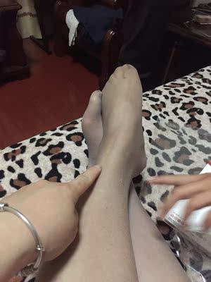 试穿一下就破了，还有一双是花的