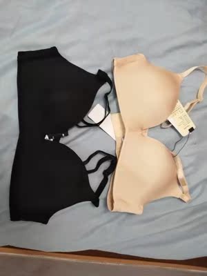 内衣已收到，迫不及待的试穿了一下，面料滑滑的特别舒服，不薄不厚，穿上码号很合适，穿着很舒服，一点也不紧绷，还很透气，无钢圈还挺聚拢的，隆胸效果真的不错！关键是客服态度非常好，百问不厌，内衣看着也很喜欢，这样戴起来才自信，最主要是性价比高啊。很满意的一次购物