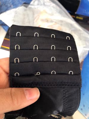 A杯的有点分量 厚杯 B以上是薄的 刚开始买黑色 后来换肉色 结果发错又发黑色 而且还是个残次的 等了好久 懒得换 穿上感觉很紧  很累