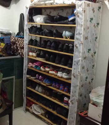 买了一款十层最大鞋架，家人的鞋子都放进去了，再也不会到处乱放鞋子了。鞋架很坚固．实用、美观！