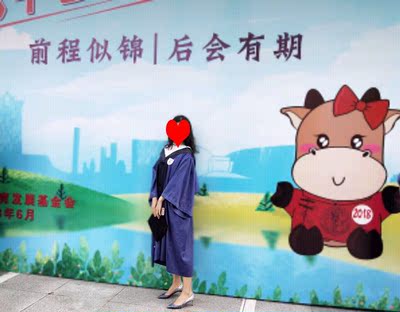 闪片的鞋子，我一直都有种草，很buling buling，这个颜色是冰雪女王的，很梦幻，穿着也是很性感的 ，这家店的鞋子，我都挺喜欢的，颜色很多，感觉都很喜欢，特意穿了一个多月才评价的，跟还是挺稳的，性价比高，鞋底不用贴底，我觉得挺耐穿的，亮片的软硬度，刚好，不是那种很硬的，亮片没掉，质量不错，已经下单再买一双其它的颜色，记得给优惠哈，经分享给闺蜜了。