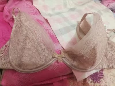 中间连接处空隙有点大  所以就不是很聚拢  真的适合小胸且胸型好的妹子