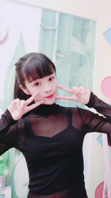 衣服不错哦 质量很好 穿上亲肤 在里面当打底 或者里面搭配一个小吊带 都不错 物美价廉 值得好评 满意