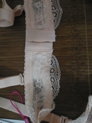 发货很快，快递也很给力，收到货之后包装完整，没有破损，好评。杯型是真的很小，然后很轻薄，飞机场穿上了之后感觉还是飞机场。舒适度一般吧，无功无过。这款适合夏天穿，轻薄不热。不过杯型实在不喜欢，应该是不会再回购这一款的了，大胸的妹纸慎入。