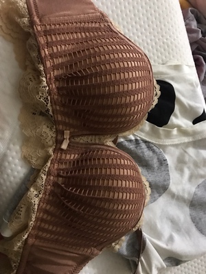 有点压胸 肩带有点细质量看着蛮好的，以前在淘宝天猫买东西都是系统自动好评，花了好多钱才知道淘宝评价积分是可以涨淘气值，现在知道评价有多重要了，后来所以我不管买什么东西都把这段话复制粘贴起来，然后填在宝贝评价里面，没错，评价八十个字以上可以获得五十个积分。好了，字数凑够了，哈哈哈哈哈哈哈哈哈哈哈哈哈