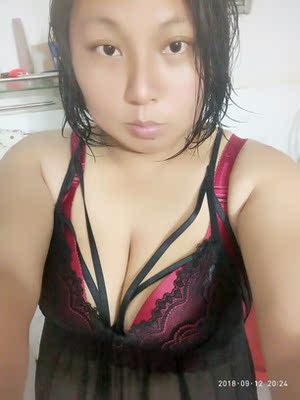 睡裙超级性感，简直是胖MM的福音，洗了澡穿了内衣直接拍的，老公说很不错。推荐其他姐妹购买，内衣也是熊猫家购买的哦！