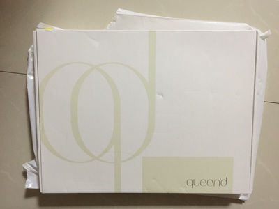 淳度家的包装都特别好， 618期间在淳度买了两次东西，首先夸一下淳度的客服。我参加了616晚上零点的活动，因为有点小问题需要跟客服沟通，就在晚上12多留了言，没想到居然被客服淳雪秒回了！大晚上还在上班，真的好辛苦。购买前还咨询过淳莹淳画，都是很热心的妹子~给客服点赞～再说说衣服哈。这次的三件衣服都是妈妈自己挑的。上一次买睡衣，发现妈妈穿粉色意外得好看，所以这一次有两件都选了粉色。结果收到货以后才发现复古粉与西柚红差别有些大。店里销量最多的这款复古粉特别衬妈妈，显得超有气质。长度也很合适，而且很好清洗。青苔绿这一款上身效果也很棒，可以外穿。唯一的问题是号有些小，或者说这款上身偏小，但裤子偏大，特别是腰部。如果想要穿得宽松一点买大号，裤子可能就...西柚红那身就倒过来了，上衣偏大，裤子正合身，而且如果肤色偏暗可能会显黑，所以不是很适合外穿，但淳度家的做工好料子好，居家穿着是完全木有问题的。最后再赞一下畅销款中的复古粉，颜色真的超级好看～给妈妈们买吧！