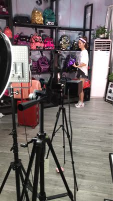 客服真的太好了！物流也比较快！特别感谢客服超热心的帮忙按，镜头效果比手机好多了！全满分！