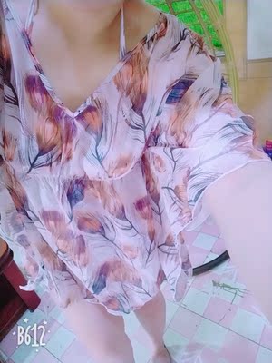 脖子上的带子弹力不大感觉有点勒,整体感觉还好,挺漂亮,做工不错。显白,小胖也有春天。漂亮! 脖子上的带子弹力不大感觉有点勒,整体感觉还好,挺漂亮,做工不错。显白,小胖也有春天。漂亮!