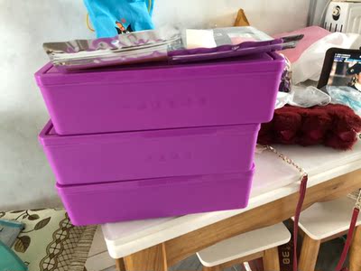 带盒子的内衣，盒子还可以放别的，还送了一个内裤，但是码数不太对，好小。内衣感觉围度有点小，穿上以后还好，比较舒服。不知道穿久以后怎么样。