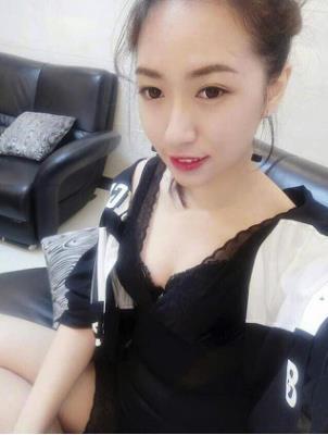 夏天穿连衣裙的勇气都没有哦，因为肚子赘肉实在是太吓人了，为此烦恼呀。同事看到了就给我推荐这家店的塑身衣，货一到就拆开试试，看上去不咋地，但是穿上去让我大吃一惊呀~塑身效果如图，不解释哦。面料很舒服、透气。不会觉得勒。买了两件很划算，都穿着舒服。