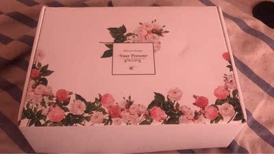 料子的手感很好。泳裤的设计，可以把肚子上的肉遮起来。整体穿上性感极了还显瘦