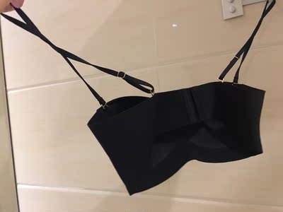 没有钢圈的抹胸 取掉肩带穿挺方便搭配的 很轻便的一件文胸