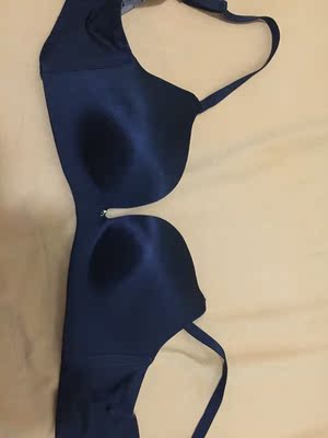 之前在商场里面买的，只打了九五折，这次双11看到有活动，才一半多的价格，就能入手同款的另一个颜色，果断下手了！现在内衣基本上都替换为无钢圈的好穿。