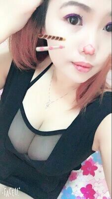 衣服穿上非常的性感哟，卖家推荐的尺码非常合适，很显胸，满意。