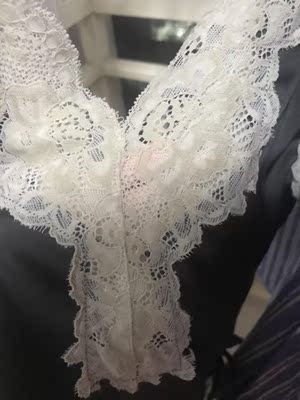 掉色且染色，光是掉色就算了，按照说明第一次洗，水全是黑黄色，评价里其他买家也有过。但是这个图片里的白色蕾丝都被染成黑灰色了，我真的是无法接受。客服还一直说是做旧，能睁大眼睛看看吗？我真的觉得是一分钱一分货，卖家电话沟通说是要赔偿30块，要么就退货，这是赔偿想把事情做好的方式？我折腾了那么久，而且快递很慢，真是不要买了。