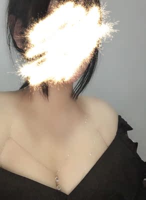 收到货觉得并没有很喜欢 但是试了以后真的惊艳了 配低领的衣服太好看了 店主态度也特别好 过段时间还要买其他款 哈哈 会推荐闺蜜来的