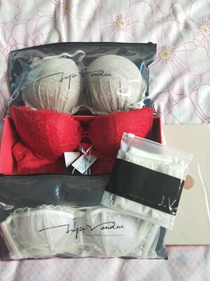 尺码是标准码，穿惯了姨妈家蕾丝之类的薄款，一上身感觉这款内衣蕾丝上面的边显得很大，样子还是挺好看的，颜色也比较沉稳好搭配，留下换洗穿，整体好评！