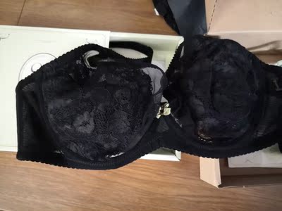 水晶杯，超薄～局部有垫，不怕凸点，很舒适～下次可以考虑80c整体都好～个人觉得做活动时候买性价比更高些～锁定你家啦～～以后的内衣越穿越轻松，抛弃海绵杯！！！