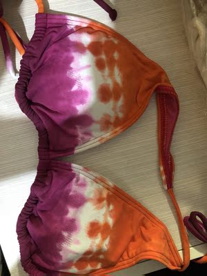 店家包裝很好，貨物沒有任何損壞或是破爛，非常的好！ 物流也是非常快，很快就發貨，很快就收到唷！  在店亂買了幾套，貨品跟圖片完全一樣，沒有色差，顏色好美美？沒有任何其他徧差！非常值得，非常滿意和喜歡！  今次是為了去日本韓國澳洲旅行的，到沙灘跟水上活動，拍照很美，才會來買吧，希望旅行的照片也會美美的，下一次旅行也會上來看看有沒有喜歡的款，我會再買。  拆開了發現的質量都很好的，試穿了也很合身，胸墊薄薄的，而且又可以拿出來的，不錯，穿上了非常顯胸，本人就平胸吧～也看到出有一點點的胸部，值得我下一次有空也會再來買吧！剛好遇到有優惠，非常平宜！我就打算給你們店好評，五星吧！