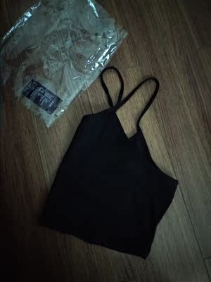 一件黑色一件白色，做工还好，可惜不是纯棉的，就这样吧！