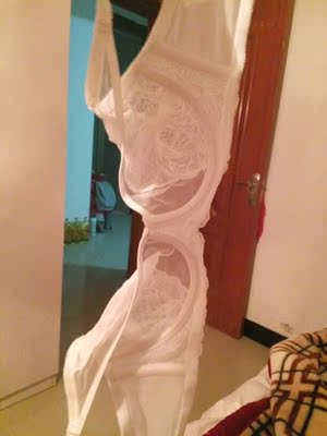 真的很薄 穿上之后不注意去感觉的话是完全感觉不到的 夏天穿应该是很舒服了 不会热 露点的话个人感觉是会有一点的 不过卖家送了乳贴喔 还有一个问题就是副乳那里不太贴合 会翘起来（红色圈的地方）大胸显小的话 就是不聚拢 总的来说 就是一次很满意的购物了