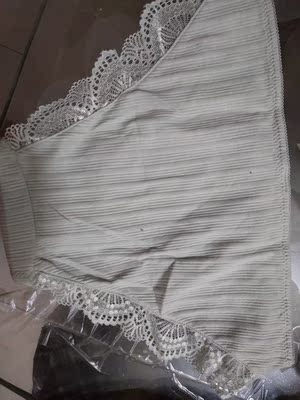 纯棉的，材质很亲肤，手感好，蕾丝花边漂亮。晚上洗过了不掉色，也不缩水。